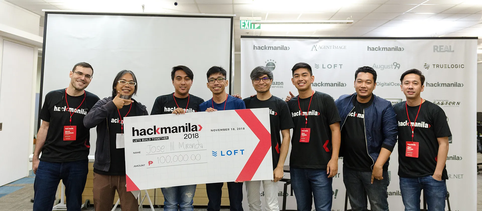 Hack Manila 2018 group photo at Loft Coworking